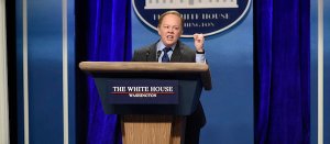 Melissa McCarthy Kills It as Sean Spicer in the Top <em>Saturday Night Live</em> Sketch This Week