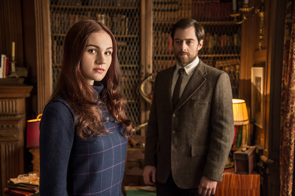 Sophie Skelton and Richard Rankin in Outlander Season 2 2016 (Starz)