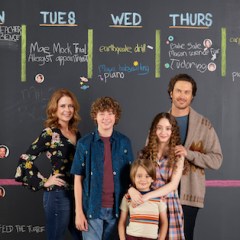 Jenna Fischer and Oliver Hudson Have a Thoroughly Modern Romance in <em>Splitting Up Together</em>