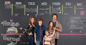 Jenna Fischer and Oliver Hudson Have a Thoroughly Modern Romance in <em>Splitting Up Together</em>