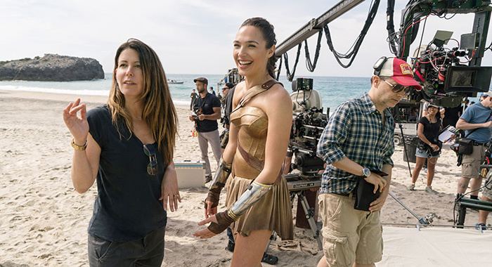 WONDER WOMAN, director Patty Jenkins, Gal Gadot on set, 2017. ph: Clay Enos/©Warner Bros./courtesy Everett Collection