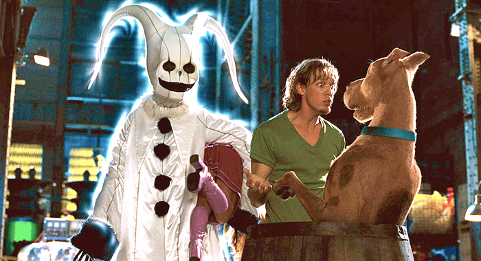 Mathew Lillard as Shaggy and Neil Fanning as the voice of Scooby-Doo in Scooby-Doo (2002)