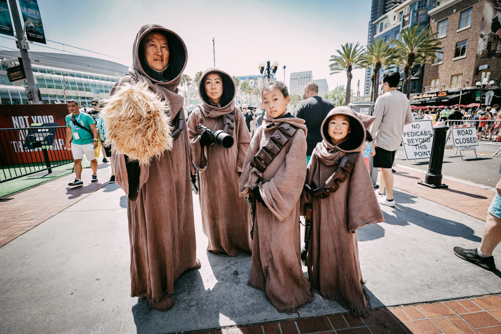 Cosplayers dressed as Jawas