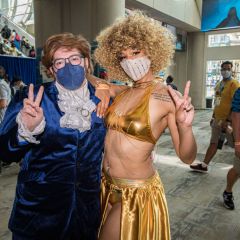 A pair of Austin Powers cosplayers