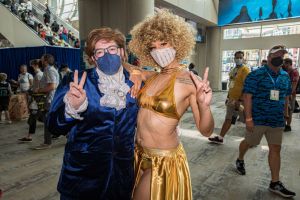 A pair of Austin Powers cosplayers