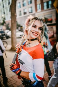 Cosplayer dressed as Harley Quinn