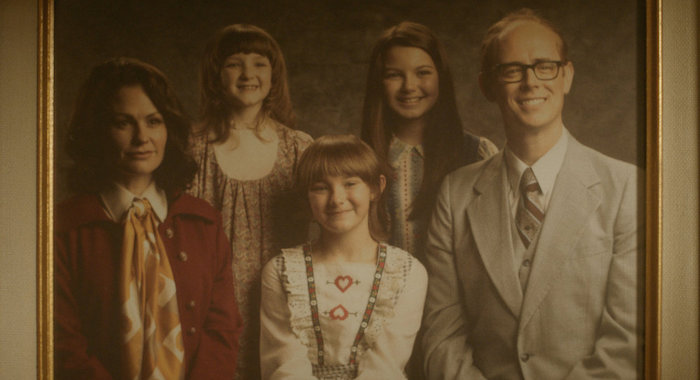 A FRIEND OF THE FAMILY -- “Horseback Riding in American Falls” Episode 101 -- Pictured: (l-r) Anna Paquin as Mary Ann Broberg, Elle Lisic as Young Susan Broberg, Hendrix Yancey as Young Jan Broberg, Mila Harris as Young Karen Broberg, Colin Hanks as Bob Broberg -- (Photo by: Peacock)