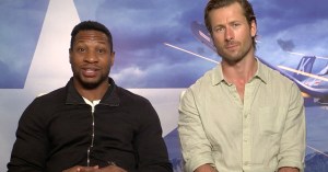 Jonathan Majors and Glen Powell on Becoming Jesse Brown and Tom Hudner for <em>Devotion</em>