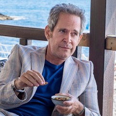 <I>The White Lotus</i> Season 2 Stars Tom Hollander and Leo Woodall on That Episode 5 Cliffhanger