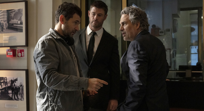 Director Bart Layton and stars Chris Hemsworth and Mark Ruffalo on the set of Crime 101 (2026)