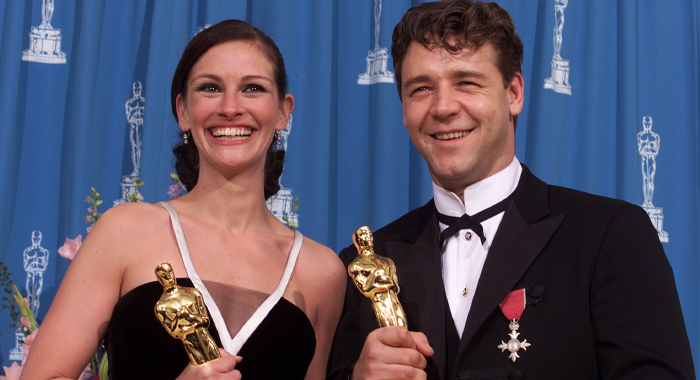 Julia Roberts and Russell Crowe hold their Oscars at the 73rd Academy Awards
