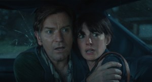 Ewan McGregor y Anne Hathaway en una escena de El final de Oak Street